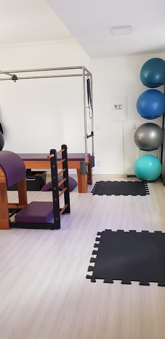 Interior da clínica Instituto Spine em Campinas — equipamentos de Pilates Clínico